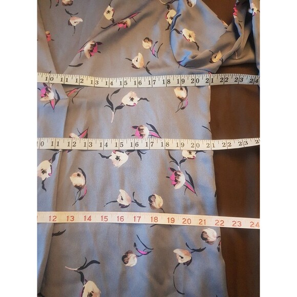 Banana Republic Womens Blouse Pleated V Neckline Floral Top Size Medium Button - Picture 12 of 12